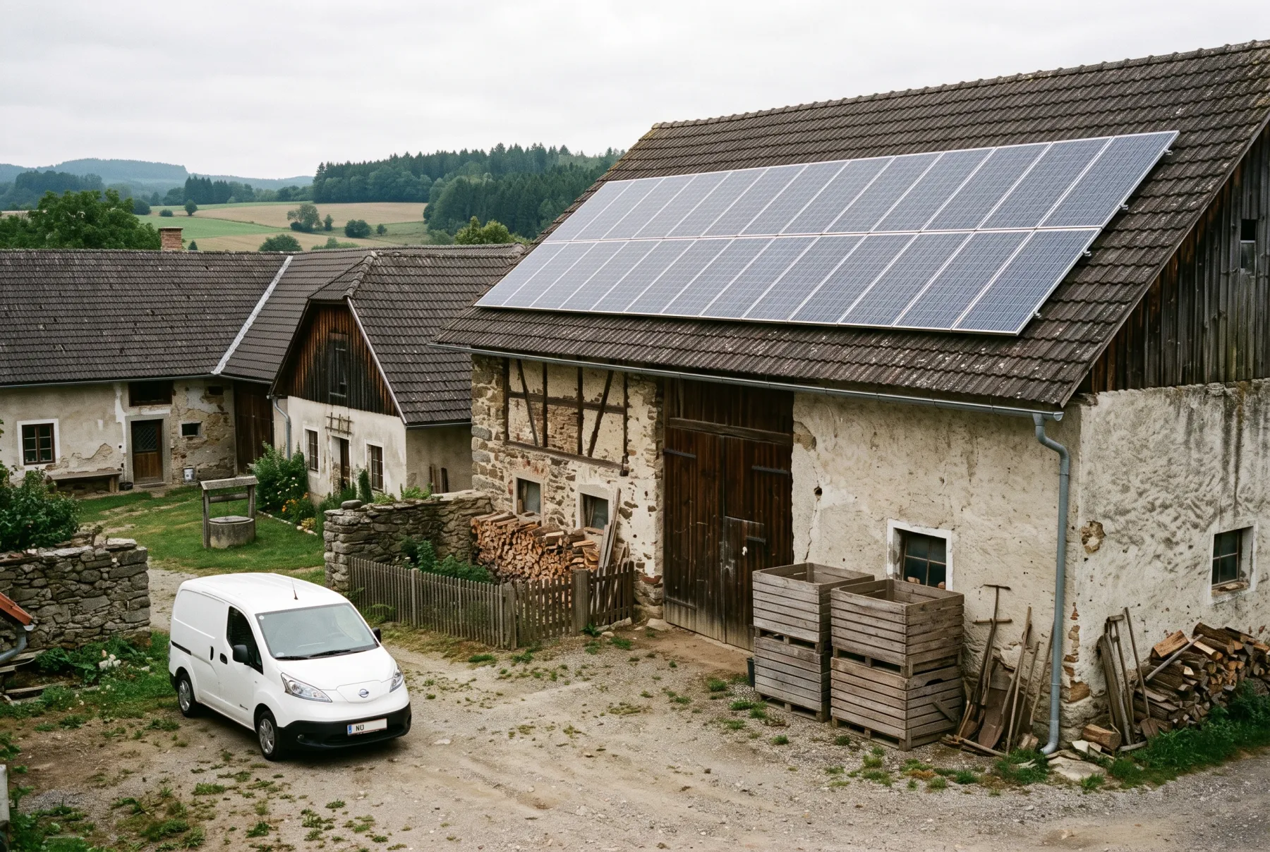 Hof in Sallingstadt mit Photovoltaikanlage am Scheunendach und E-Transporter im Hof
